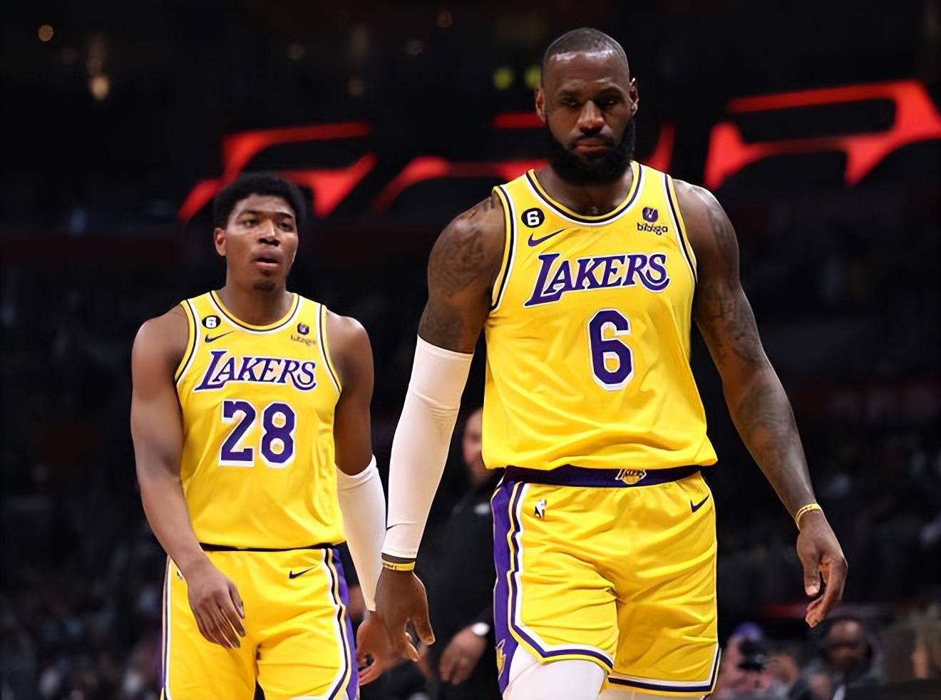 边后卫内收 边后卫内收